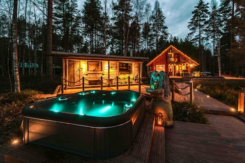 Lovely place with outdoor hot tub and yard sauna