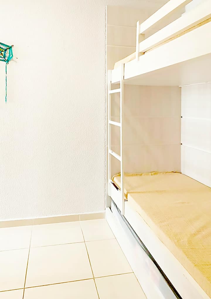 Apartmán 2 s poschodovou posteľou a pomocnou posteľou, plánovanou šatníkovou skriňou a rozdelenou klimatizáciou