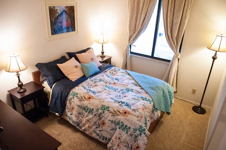 Bedroom in quiet neighborhood