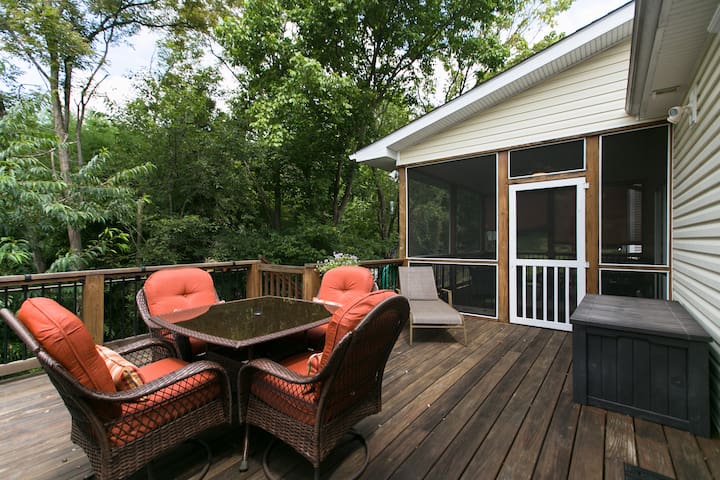 Luxury home w/ chef’s kitchen, screened porch