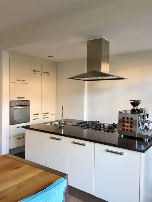 Koelkast met vriezer, oven magnetron, toaster en waterkoker.