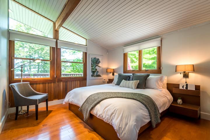 חדר שינה ראשי עם מיטת קינג