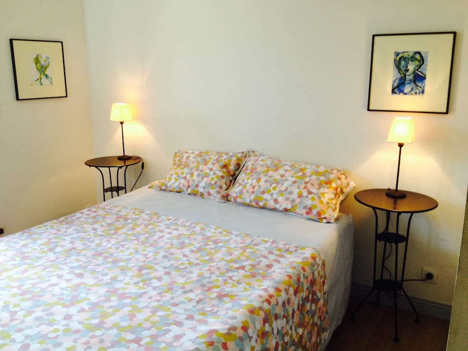 Bed is queen-sized (160 cm)