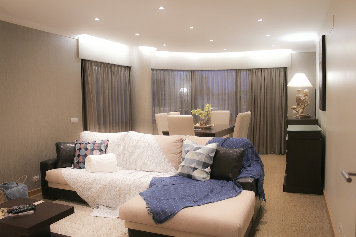 Დიდი მისაღები ოთახი სასადილო მაგიდით