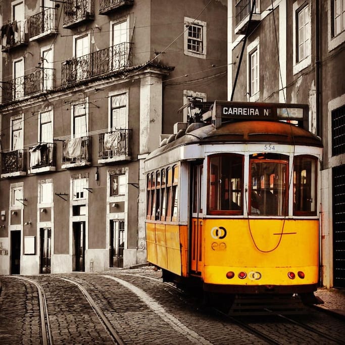 Tram 28 stops at the door! Electrico 28 para na porta!