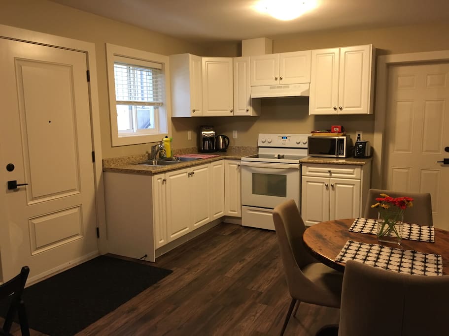 Heart of the home, the kitchen is fully equipped.
Breakfast, coffee and tea are there for you to enjoy