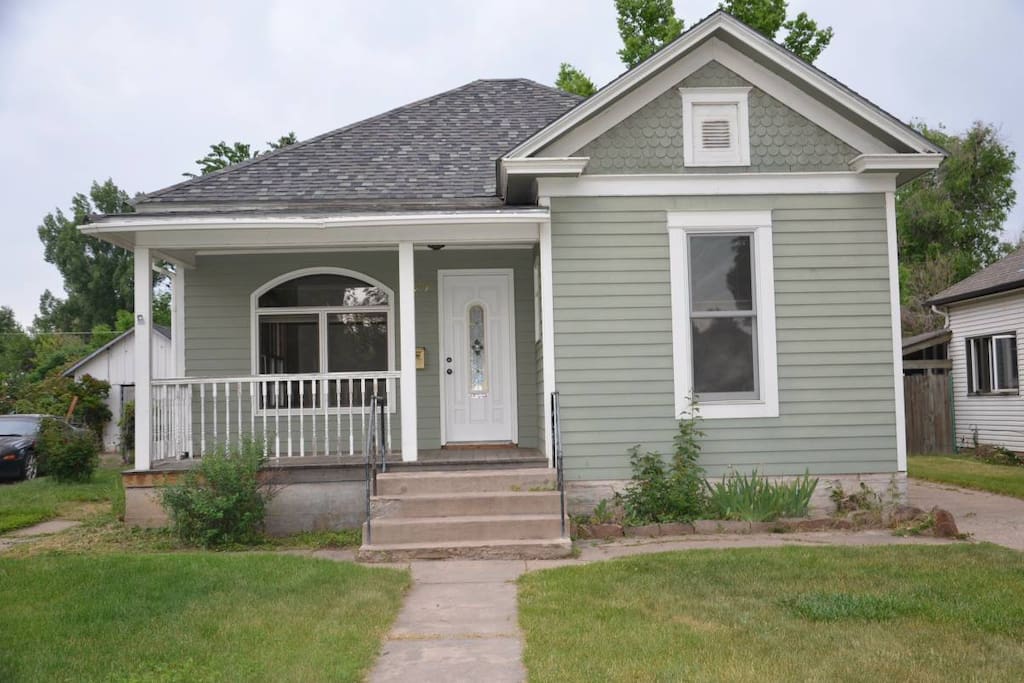 A Classic Old Town bungalow. 3 blocks to old town.