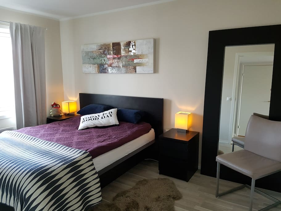Master bedrom med stor dobbeltseng