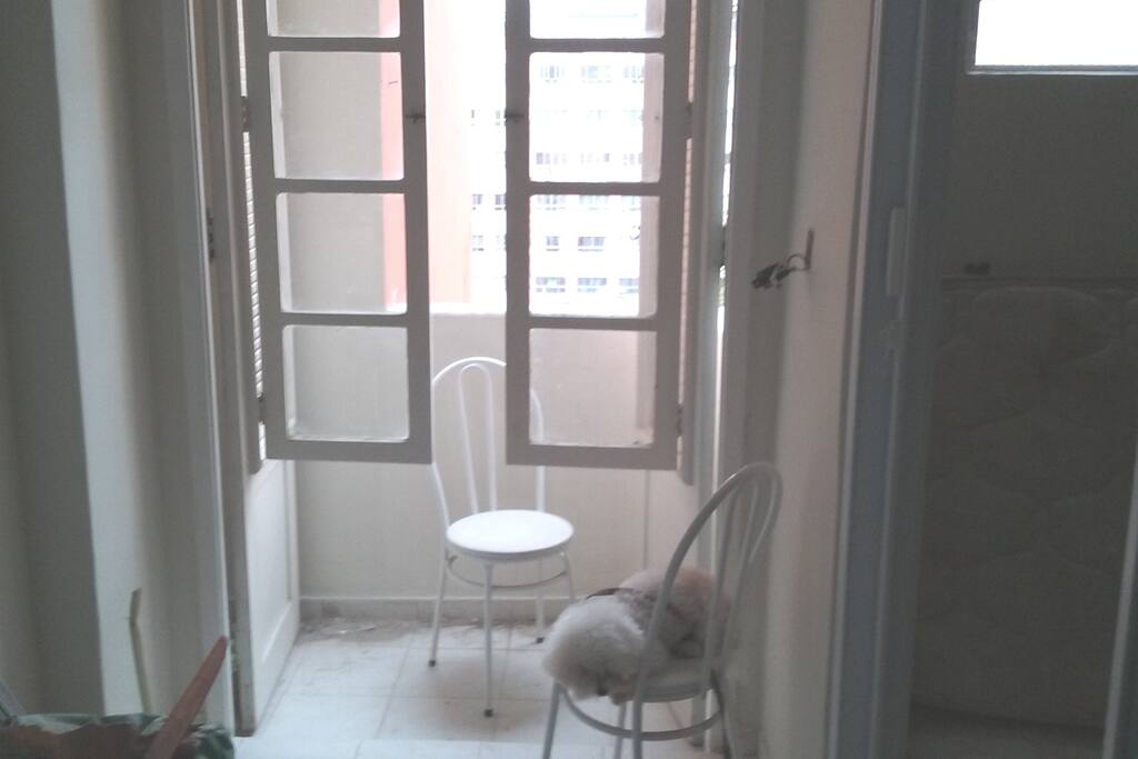 Essa porta pode ficar aberta, só com os vidros para entrar claridade e ventilação.
This door can be can be left open so that the sun shines in.