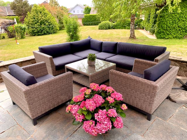 Spacious 4-bedroom home 10-min walk from the lake