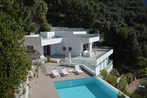 Villa ALGEOS suspended between sky and blue sea