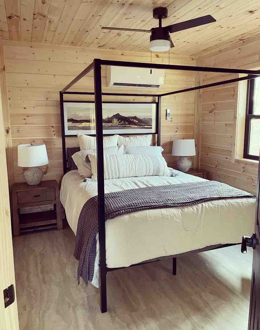 Chumba cha kulala cha Master kilicho na kitanda cha malkia