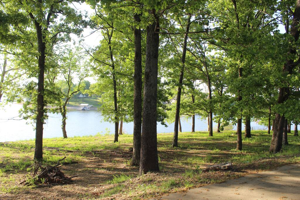 1400 feet of lake frontage