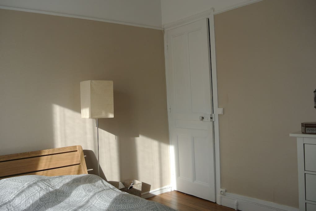 une chambre avec un lit très confortable (matelas d'excellente qualité + surmatelas)