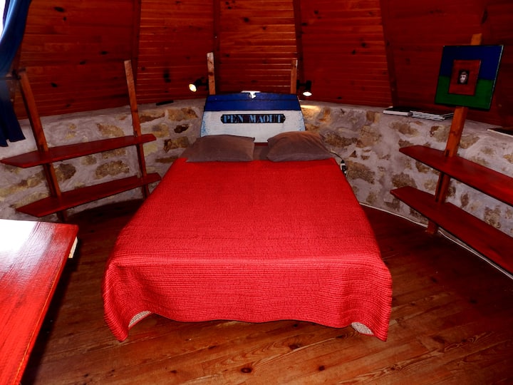 Lite en 140. Matandiko yote hutolewa bila malipo ya ziada isipokuwa kwa duvet na kifuniko chake ambacho kila mtu anaweza kuleta au kukodisha 12 €.