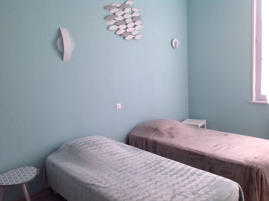Chambre 3 (2 lits simples et 1 lit superposé)