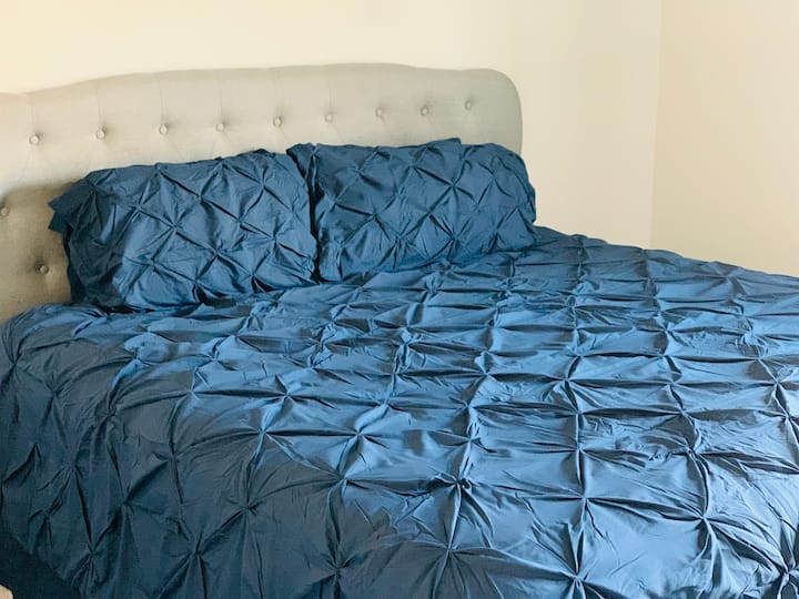 سرير بحجم كينغ كاليفورنيا الثاني مع ملاءات جديدة تمامًا ومجموعة مريحة تمامًا.