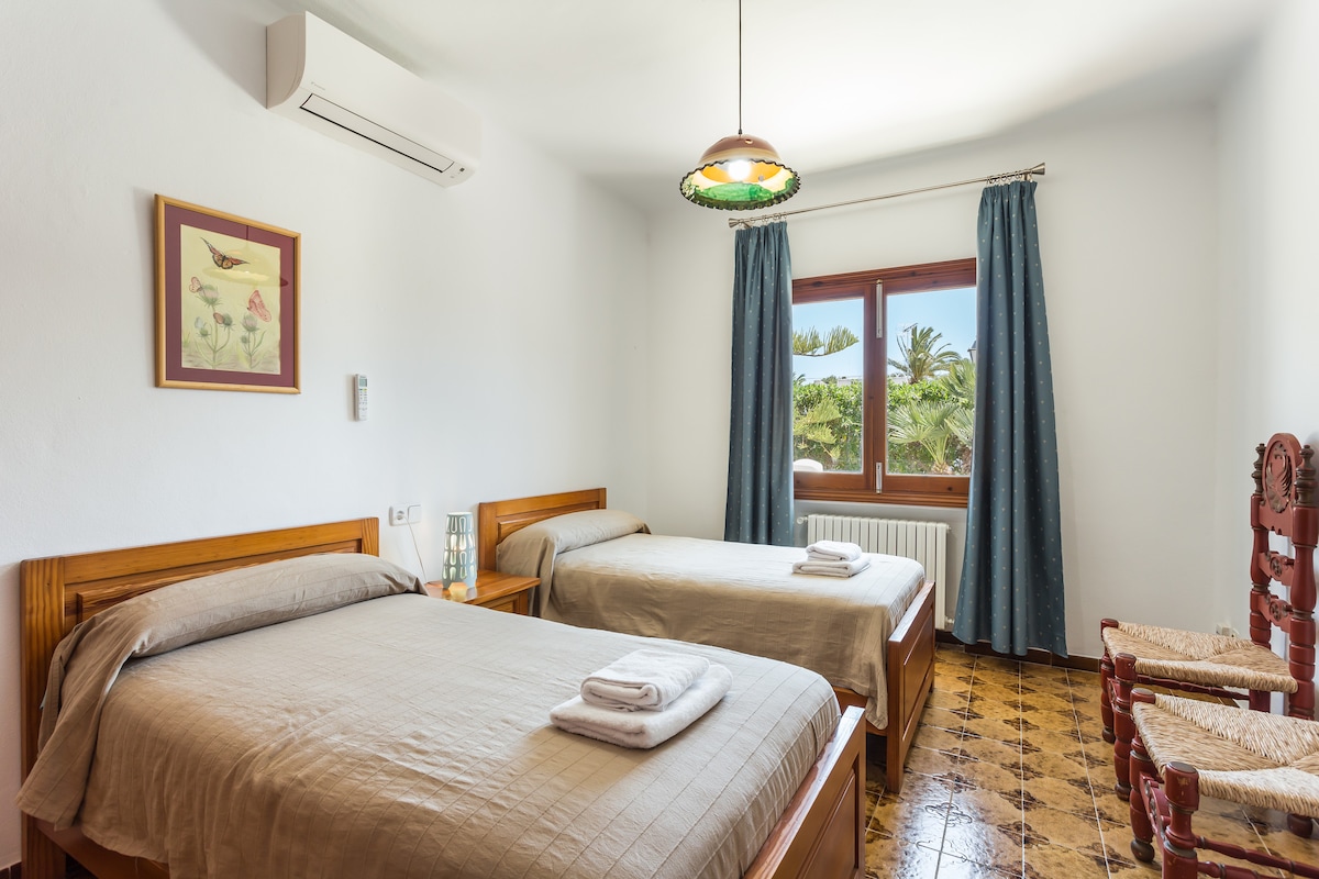 Ground floor double bedroom.