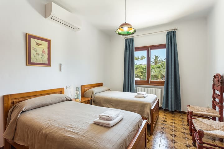 ห้องนอนเตียงใหญ่ชั้นล่าง