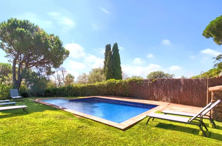 Begur! Superb villa, pool, garden 8/10 people.