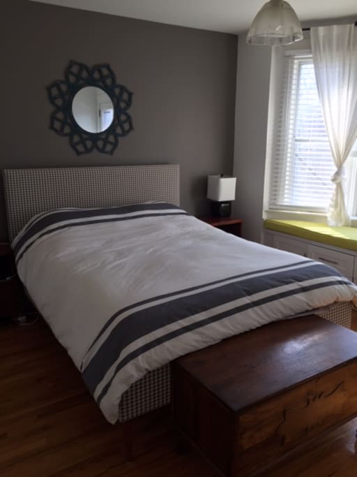 Master Bedroom (queen)