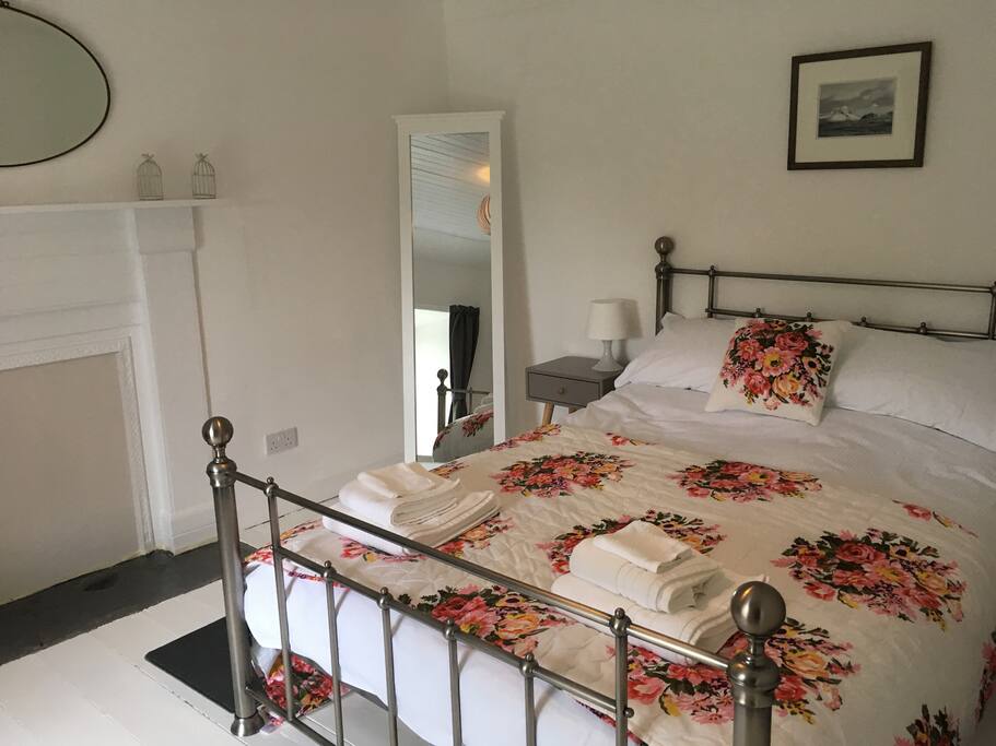 Bright and fresh - comfortable cottage bedroom.