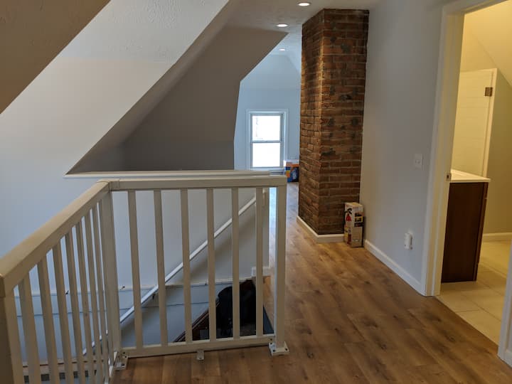 Rozšírili sme našu veľkosť a pridali sme tento hlavný apartmán na 3. poschodí! s vlastnou hlavnou kúpeľňou. 