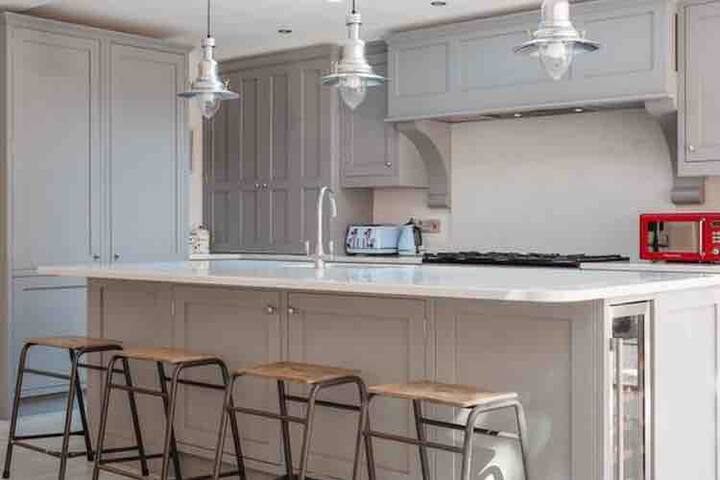 Whole house & parking, large 4 bedrooms gallery image 5