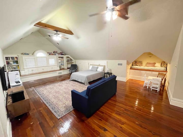 غرفة النوم 5 - الملكة

أيضًا، أريكة نوم بحجم كوين وسرير مزدوج الحجم في زاوية القراءة. 