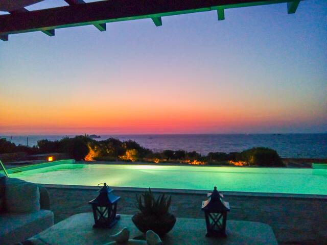 Spectacular villa & infinity pool! Stunning views gallery image 4