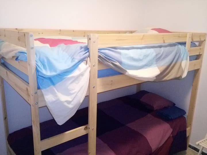上下鋪牀位在宿舍房間出租。臥室和宿舍房間位於房源內，取決於房客人數和團體構圖。  平均宿舍有2張上下鋪，每間房間總共可入住4位房客。舒適的牀  