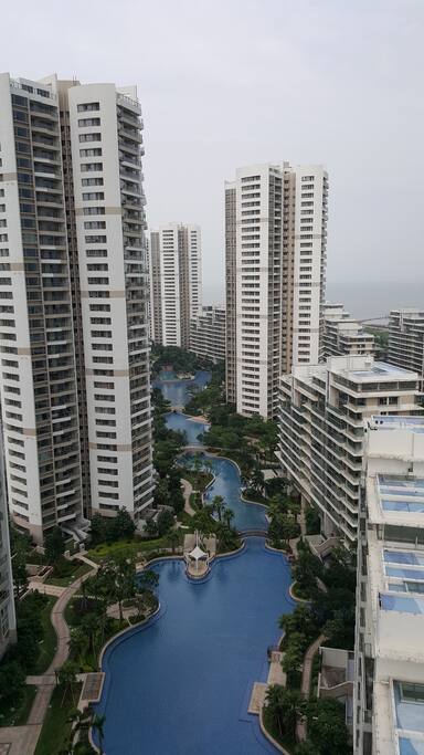 阳台上看到的小区池景