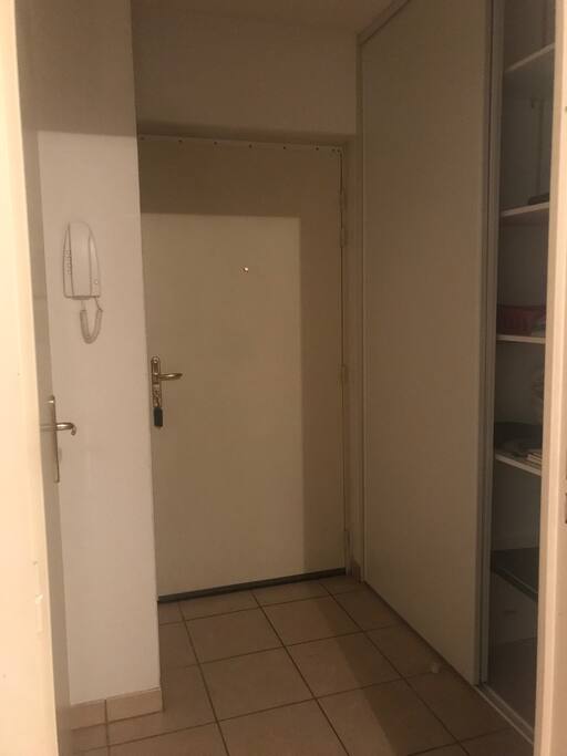 Entrée avec rangements et toilette à gauche de la photo