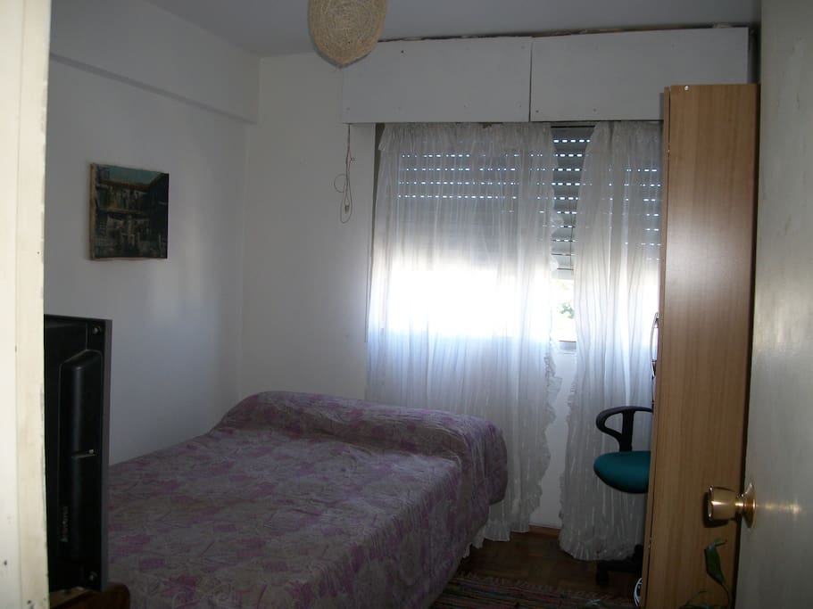 dormitorio con TV cable con conexion para notebook wifi,sofa cama en otro espacio zona centrica