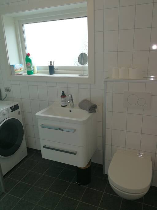Bad med dusjkabinett og vask/tørketrommel