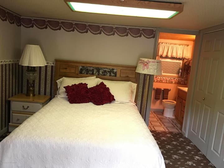 Dormitorio y baño en el piso principal con ducha