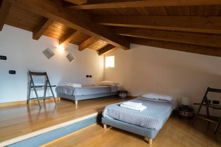 חדר זוגי בלופט פתוח לסלון