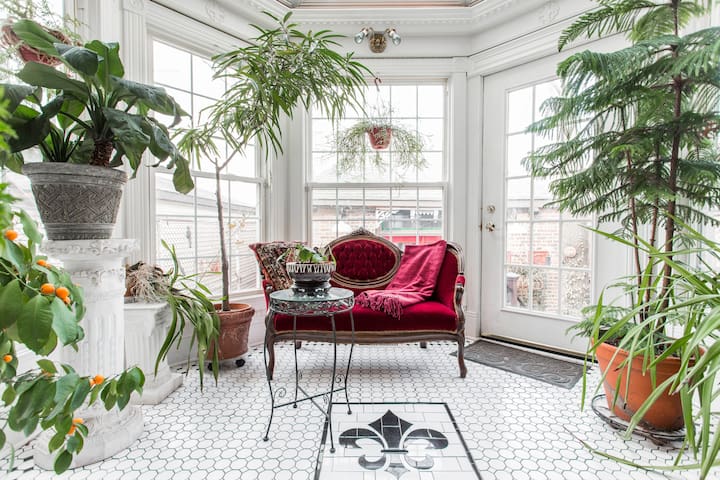 Huge Victorian!– Southern Charm!– United Center!