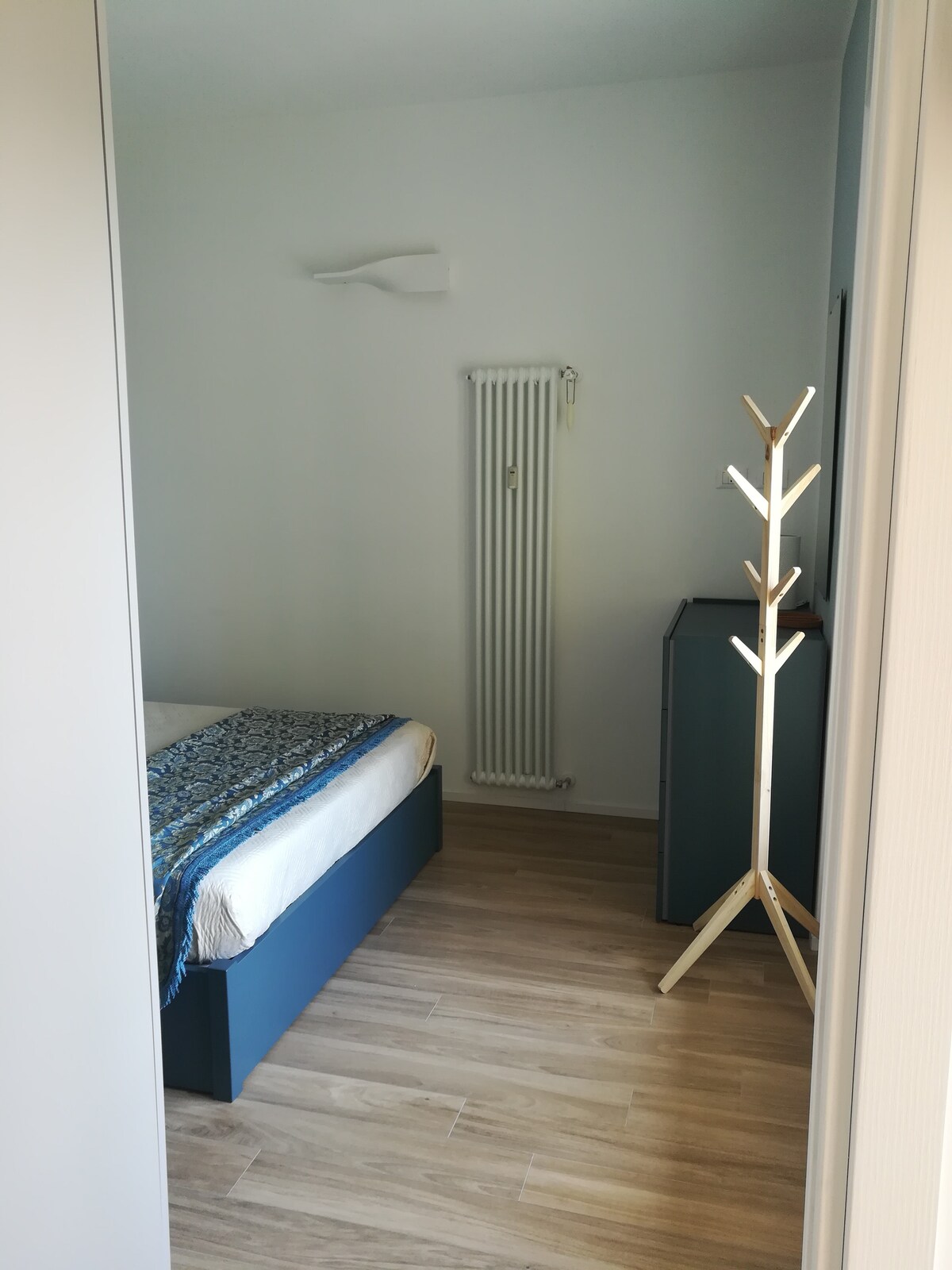 ห้องนอนพร้อมเตียงตู้คอนเทนเนอร์