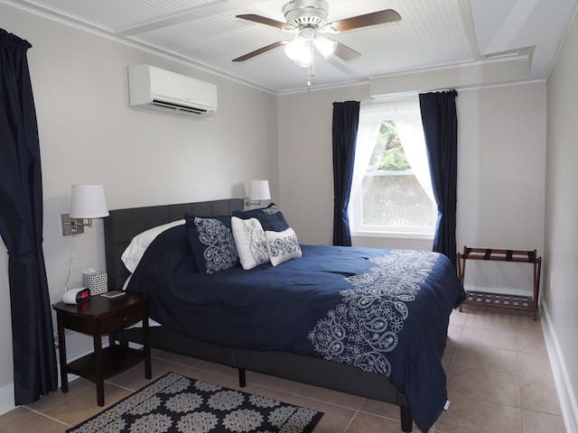 Couple's Retreat * Spa Shower * Private & Spacious