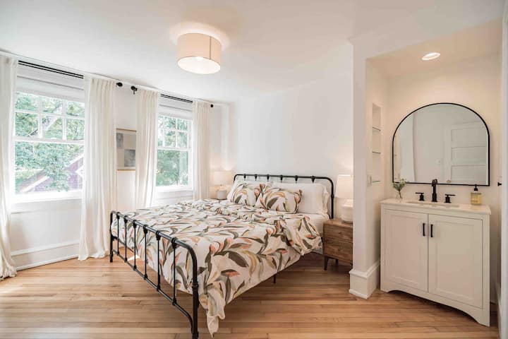 King Bedroom with sink