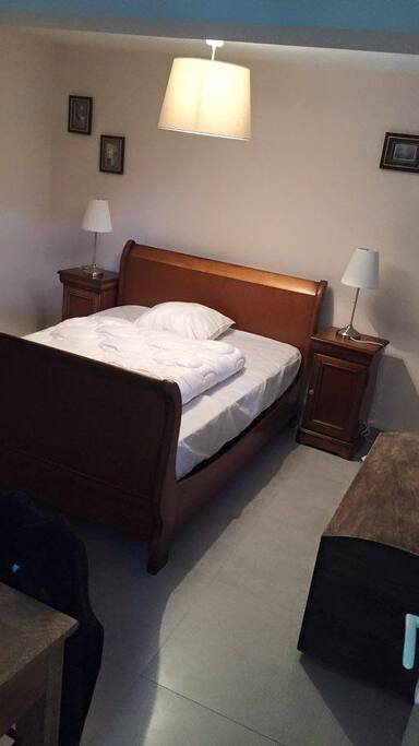 Chambre 2 personnes? 2 autres chambres au premier étage