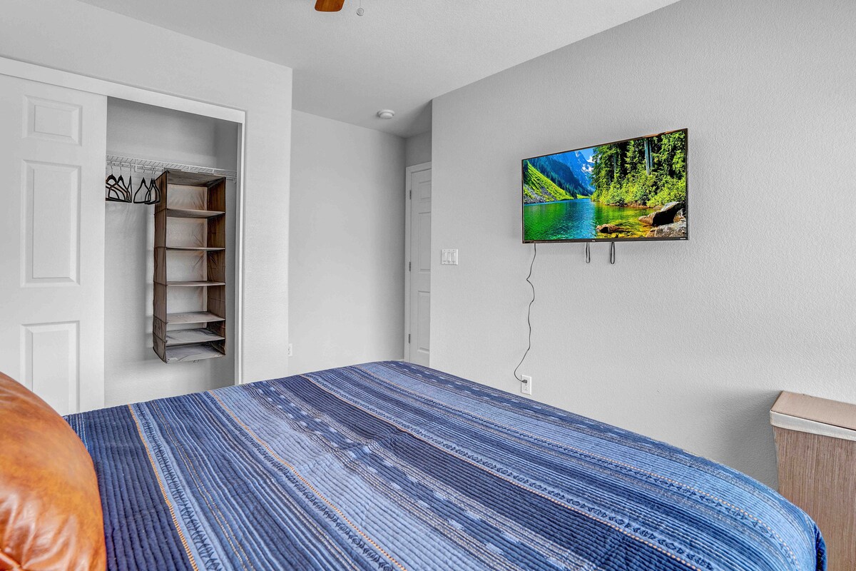 หนึ่งในสามห้องนอนบนชั้นสองที่นอนเมมโมรี่โฟมขนาดควีนไซส์พร้อมทีวีโรกุขนาด 42 "พร้อมบริการสตรีมมิ่งทั้งหมดที่จินตนาการได้