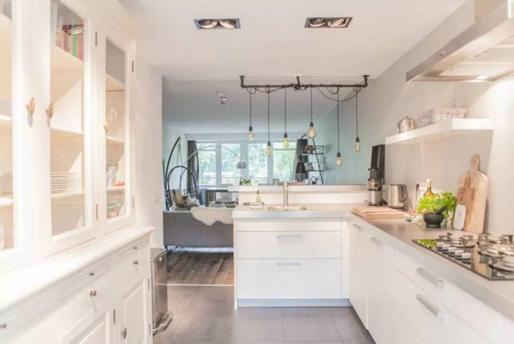 The living room is spacious and connects directly to the fully equipped kitchen. The kitchen is fully equipped with dishwasher, kettle, Nespresso machine, combi-oven, gas cooker, fridge-freezer and many accessories.
The patio doors to the balcony give an unobstructed view over the water with park Oog in Al on the other side.
