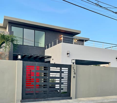 Bright & Modern Poolside Oasis ~ ♛KING Beds, STI