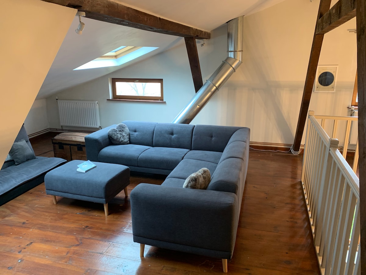 Salónik na poschodí so Sky TV, Xboxom, Nintendo Wii a mnohými DVD