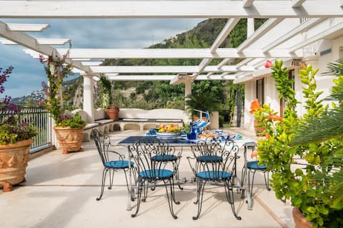 Bright and elegant seaside villa near Emerald Cave