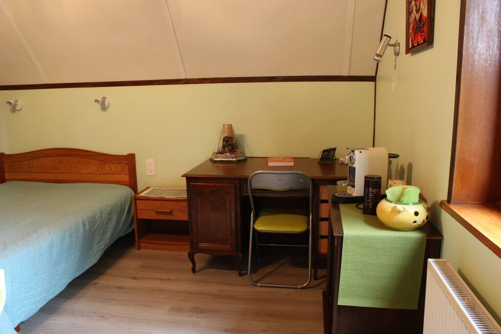 ... Bureau avec connexion wifi. Café, thé, tisane à votre disposition.