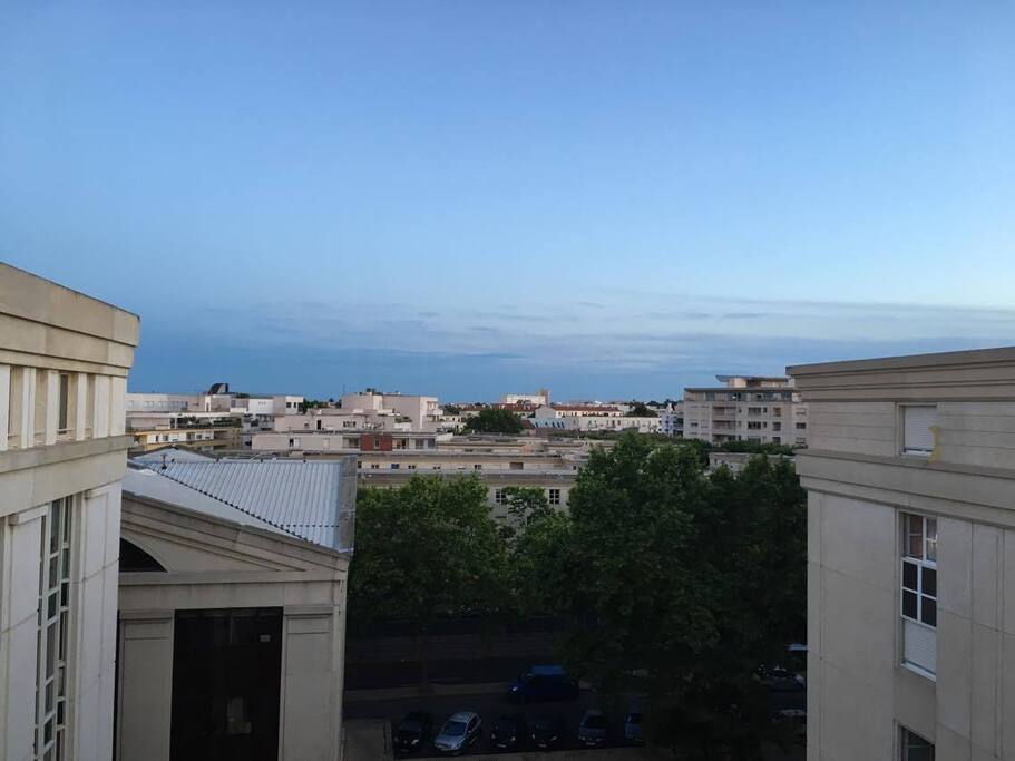 Jolie vue sur la ville depuis l'appartement