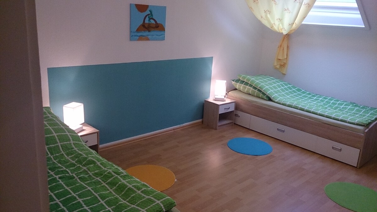 Стаи Sunshine, легла, раздалечени, 2 единични легла